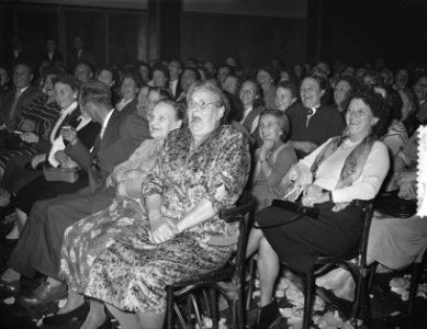 Ontvangst Johnny Jordaan, georganiseerd door grammofoonplatenzaak 'De Draaitafel, Bestanddeelnr 907-3272