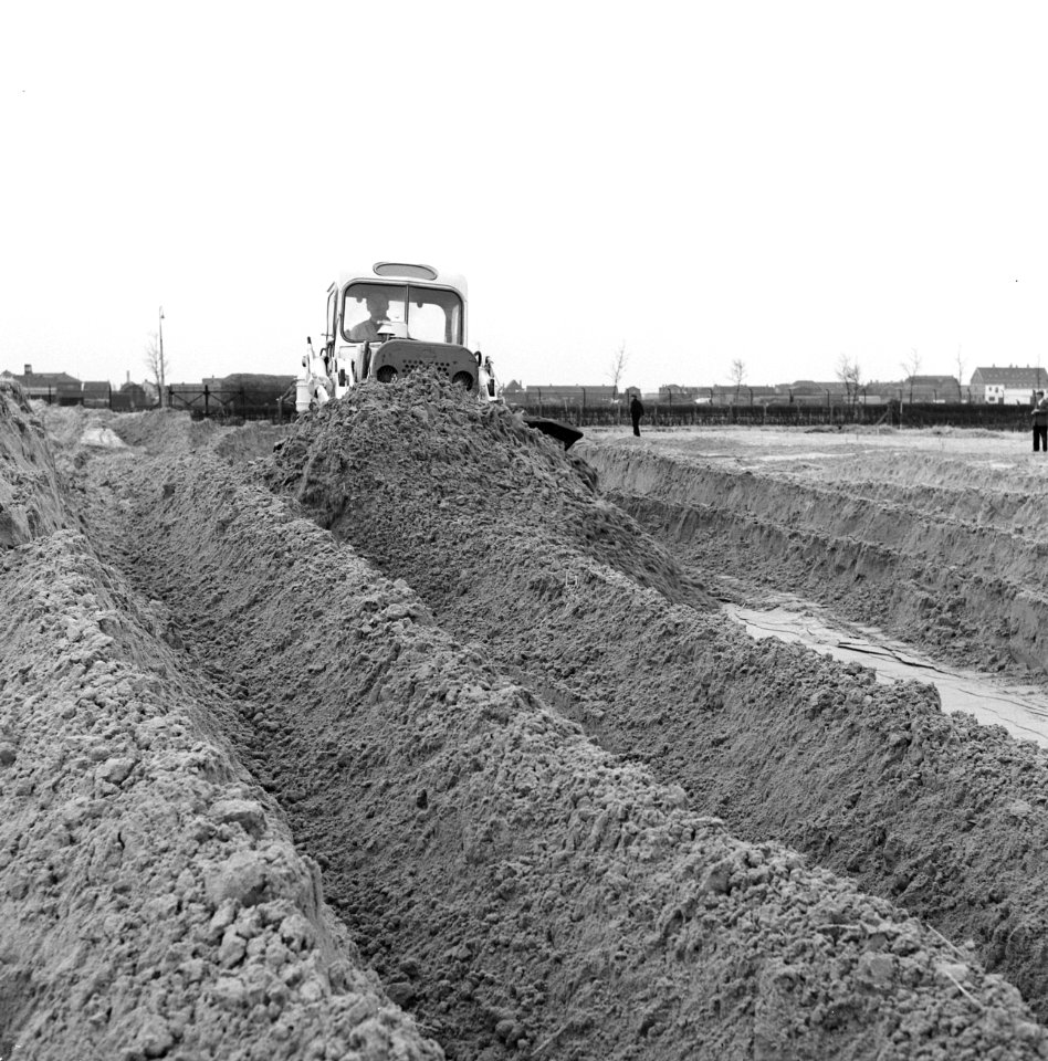 Ontginning, grondbewerking, egaliseren, bezanden, bulldozers, Bestanddeelnr 159-0188