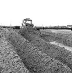 Ontginning, grondbewerking, egaliseren, bezanden, bulldozers, Bestanddeelnr 159-0188