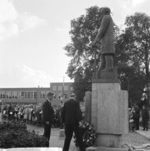 Onthulling monument PJ Troelstra door kleindochter mevrouw Veronica Baay te Le, Bestanddeelnr 914-3796