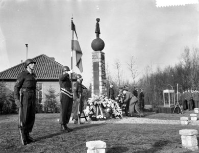 Onthulling monument ter gedachtenis van de gesneuvelden van het Korea detachemen, Bestanddeelnr 910-8889
