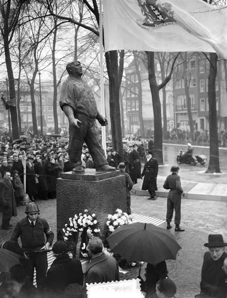 Onthulling van het verzetsmonument voor de Februaristaking Dokwerker door koni, Bestanddeelnr 905-4599