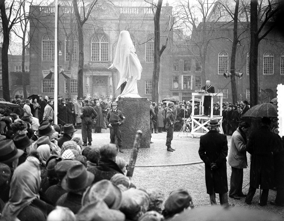 Onthulling van het verzetsmonument voor de Februaristaking Dokwerker door koni, Bestanddeelnr 905-4597