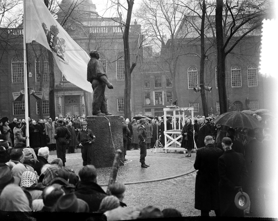 Onthulling van het verzetsmonument voor de Februaristaking Dokwerker door koni, Bestanddeelnr 905-4593