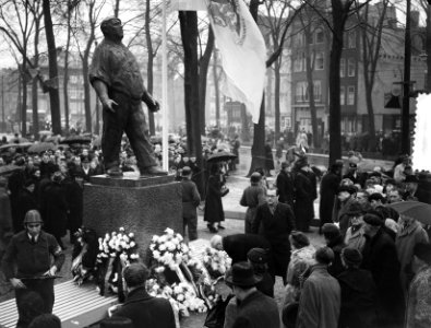 Onthulling van het verzetsmonument voor de Februaristaking Dokwerker door koni, Bestanddeelnr 905-4591