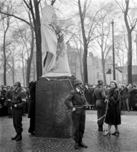 Onthulling van het verzetsmonument voor de Februaristaking Dokwerker door koni, Bestanddeelnr 905-4601