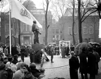 Onthulling van het verzetsmonument voor de Februaristaking Dokwerker door koni, Bestanddeelnr 905-4595
