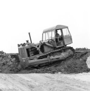 Ontginning, grondbewerking, egaliseren, bezanden, bulldozers, autolaadputten, De, Bestanddeelnr 159-0565