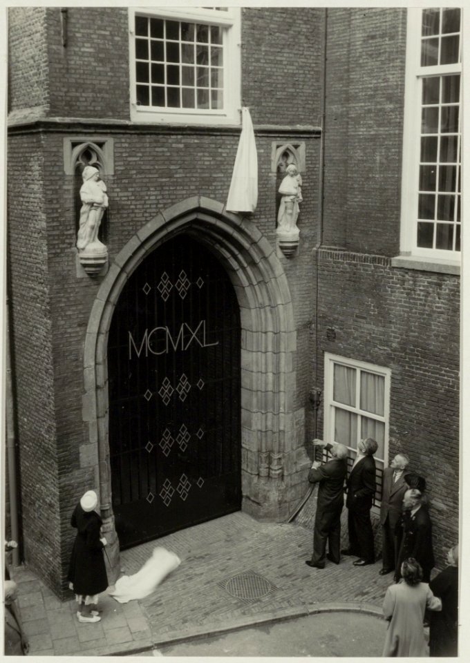 Onthulling van beelden voorstellende Graaf Willem II en Floris V, in de nissen van de Pandpoort door burgemeester Cremers. NL-HlmNHA 54008575