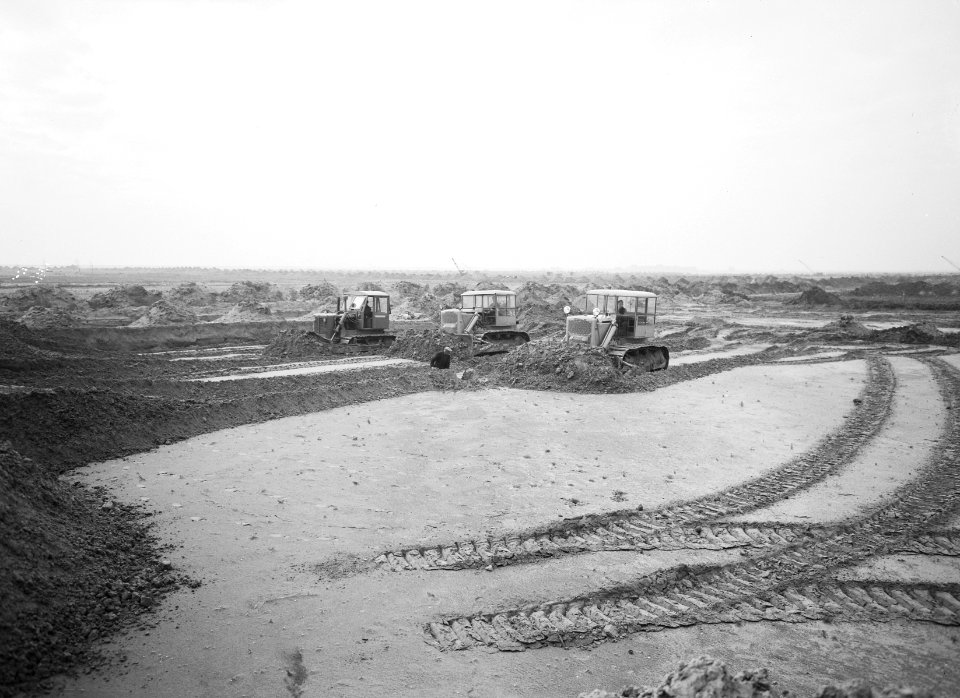 Ontginning, grondbewerking, egaliseren, bezanden, bulldozers, arbeiders, polder , Bestanddeelnr 159-0140