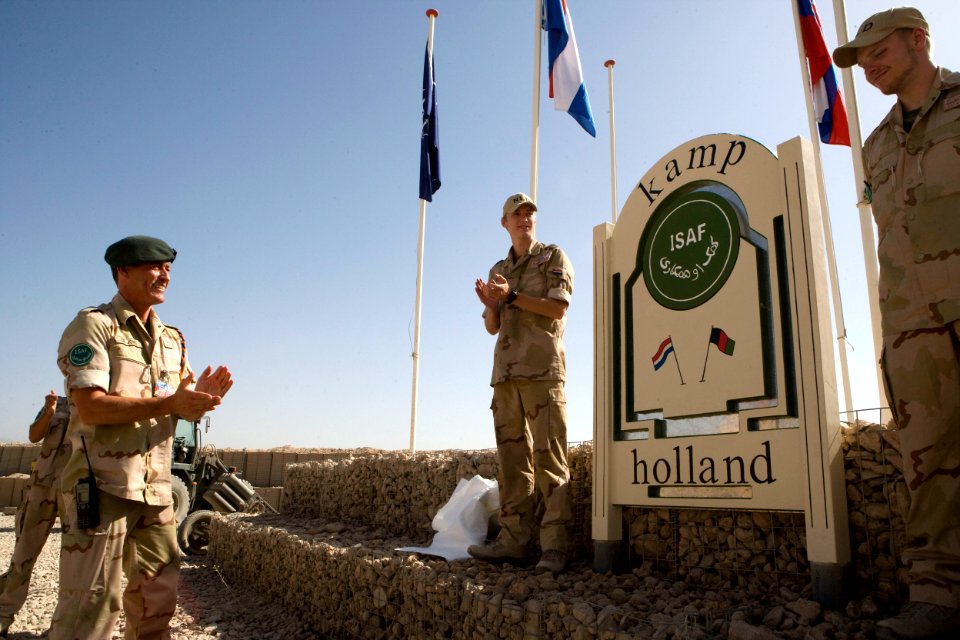 Onthulling-van-het-nieuwe-bord-bij-de-hoofdpoort-van-kamp-holland