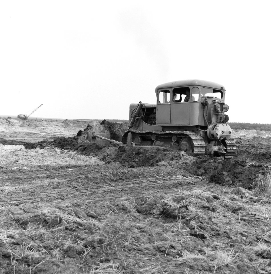 Ontginning, grondbewerking, egaliseren, bezanden, bulldozers, atlis chatmers hd , Bestanddeelnr 159-0583