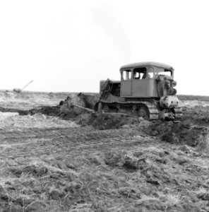 Ontginning, grondbewerking, egaliseren, bezanden, bulldozers, atlis chatmers hd , Bestanddeelnr 159-0583