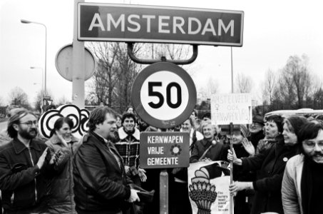 Onthullingen, wethouders, demonstranten, kernwapenproblematiek, Bestanddeelnr 932-4073