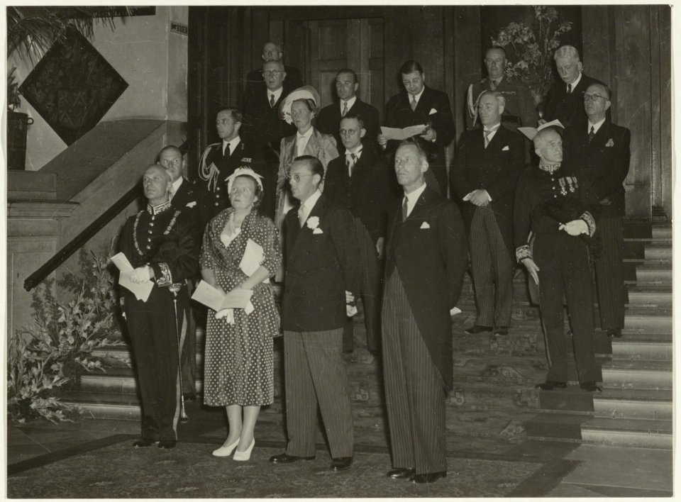 Ontvangst koningin Juliana en prins Bernhard in de Gravenzaal van het Haarlemse stadhuis. NL-HlmNHA 54001069