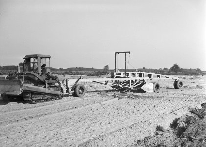 Ontginning, grondbewerking, egaliseren, bezanden, bulldozers, scrapers, arbeider, Bestanddeelnr 159-0230