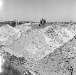 Ontginning, grondbewerking, egaliseren, bezanden, bulldozers, kassen, kerketuine, Bestanddeelnr 159-0795