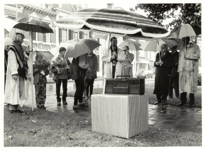 Onthulling Godfried Bomans-monument ter hoogte van het pand op de Parklaan waar Bomans ooit als kind woonde. In het midden wethouder P.H. Schouten, derde van rechts is de broer van Godfried Jan Bomans