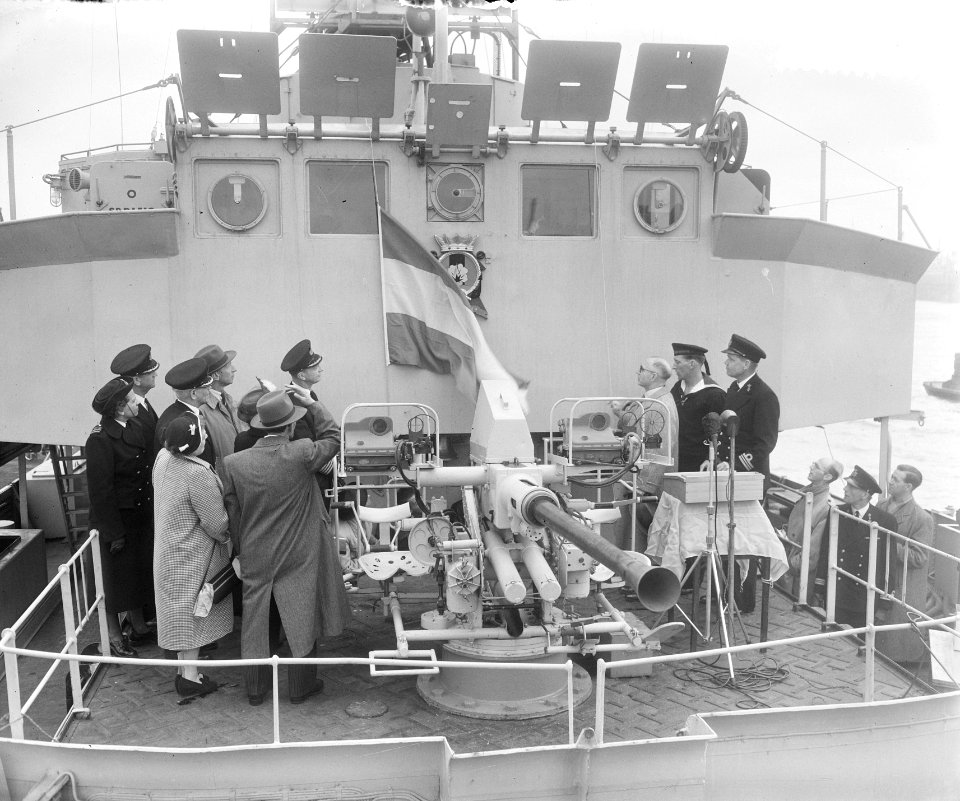 Onthulling Scheepsembleem aan boord Hr. ms. Van Speyk, Bestanddeelnr 905-7064