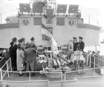 Onthulling Scheepsembleem aan boord Hr. ms. Van Speyk, Bestanddeelnr 905-7064