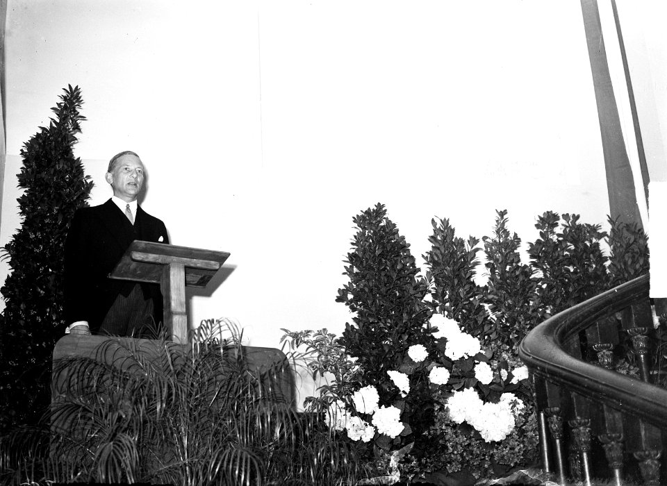 Onthulling gedenkplaat door Minister Schokking in Ministerie van Marine . De min, Bestanddeelnr 903-3550