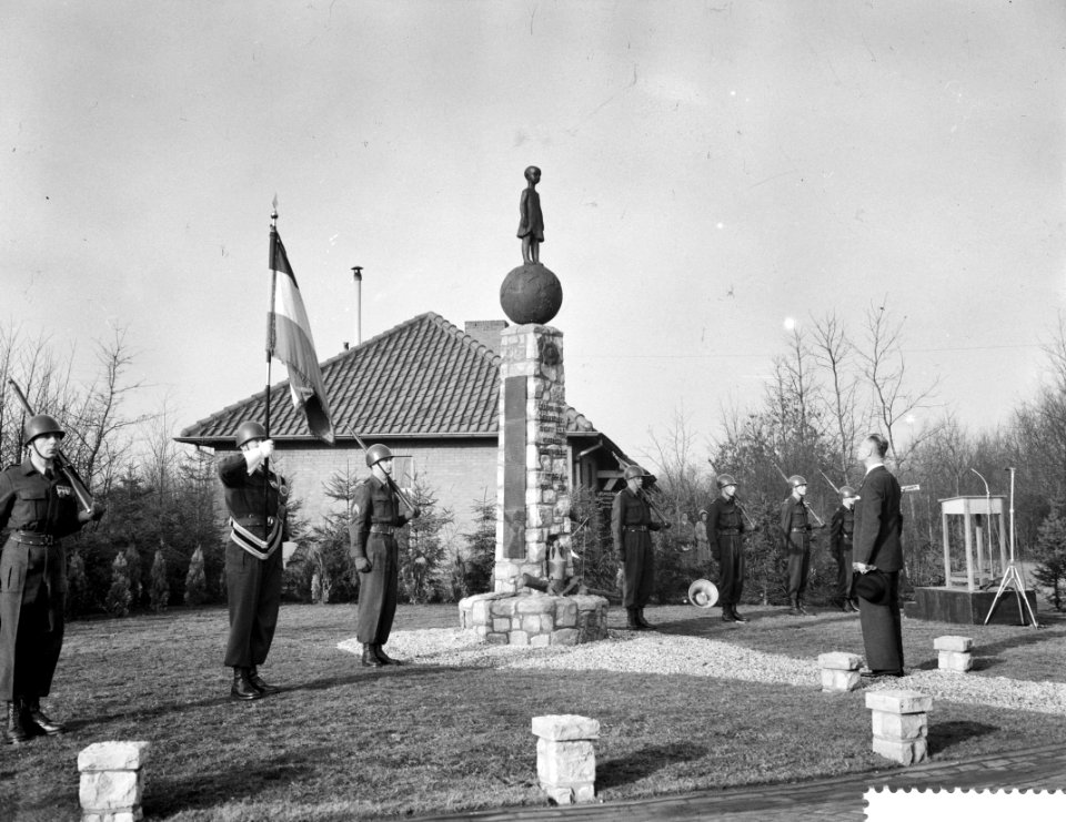 Onthulling monument ter gedachtenis van de gesneuvelden van het Korea detachemen, Bestanddeelnr 910-8892