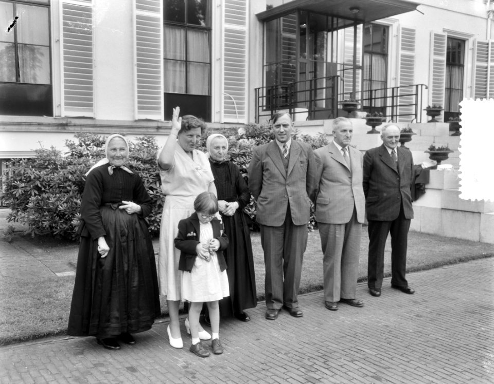 Ontvangst ouden van dagen uit Gramsbergen, Breukelen, Fijnaart, Soestdijk door k, Bestanddeelnr 906-5392