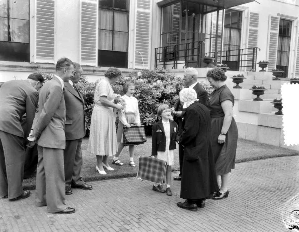 Ontvangst ouden van dagen uit Gramsbergen, Breukelen, Fijnaart, Soestdijk door k, Bestanddeelnr 906-5396