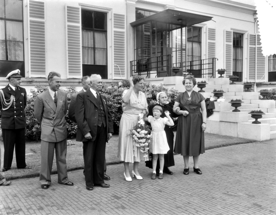 Ontvangst ouden van dagen uit Gramsbergen, Breukelen, Fijnaart, Soestdijk door k, Bestanddeelnr 906-5391