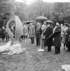 Onthulling monument in de tuin van het paleis Noordeinde te Den Haag, Bestanddeelnr 911-6939