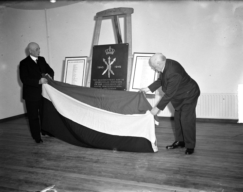 Onthulling gedenkplaat in Marine Monteursschool op Kattenburg, Bestanddeelnr 903-8494