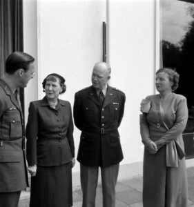 Ontvangst Dwight Eisenhower door koningin Juliana en prins Bernhard, Bestanddeelnr 904-5608