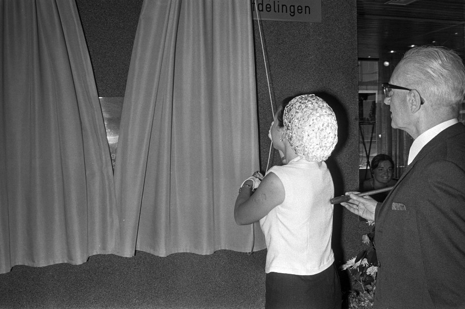 Onthulling door prinses Margriet van een bord met de tekst Op 4 juni 1971 is d, Bestanddeelnr 924-6188