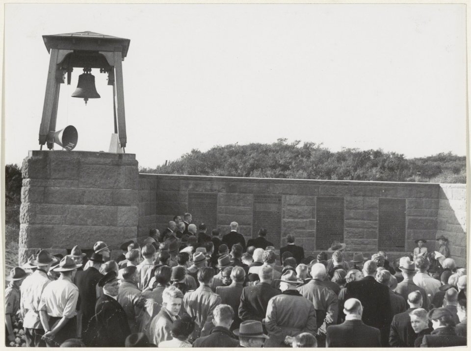 Onthulling door Min Pres Dr W Drees van de vier gedenkplaten die in de muur van de Erebegraafplaats zijn aangebracht