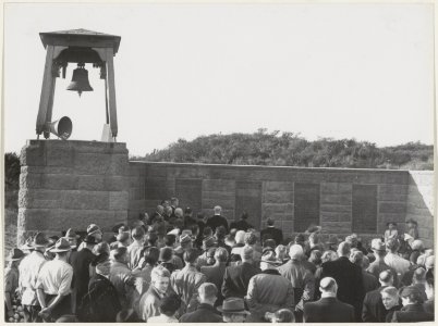 Onthulling door Min Pres Dr W Drees van de vier gedenkplaten die in de muur van de Erebegraafplaats zijn aangebracht