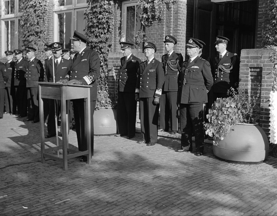 Onthulling gedenkplaat Verbindingsschool van de Koninklijke Marine op Kattenburg, Bestanddeelnr 904-7999