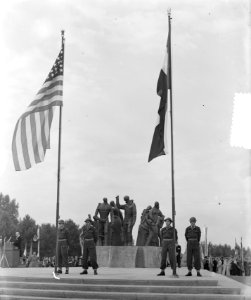 Onthulling van het oorlogsmonument aan het Koningsplein in Maastricht. De beelde, Bestanddeelnr 905-3060