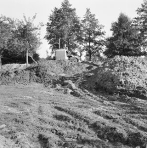 Ontginning, grondbewerking, egaliseren, bezanden, arbeiders, bulldozers, barneve, Bestanddeelnr 159-0644