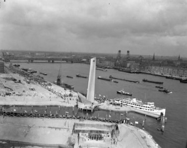 Onthulling koopvaardijmonument 'De Boeg' te Rotterdam door prinses Margriet Ove, Bestanddeelnr 908-4894