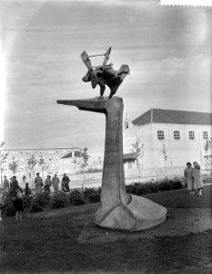 Onthulling van het monument Welvaart door de Industrie van Wessel Couzijn in Den, Bestanddeelnr 909-9251