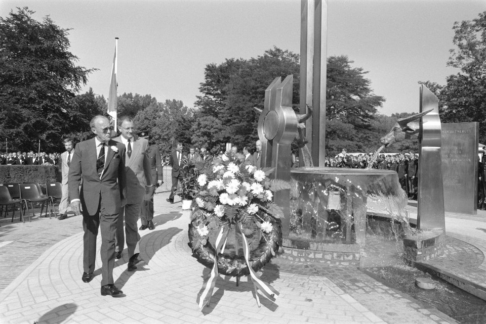 Onthulling van het monument voor gevallen militairen in Nederlands Oost Indie 19, Bestanddeelnr 934-3088