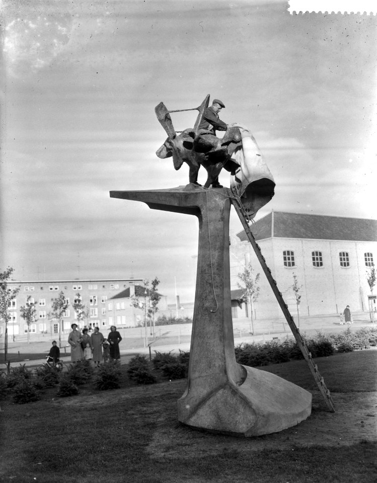 Onthulling van het monument Welvaart door de Industrie van Wessel Couzijn in Den, Bestanddeelnr 909-9253