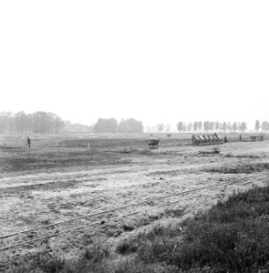 Ontginning, grondbewerking, egaliseren, bezanden, arbeiders, kipkarren, Bennevel, Bestanddeelnr 159-0600