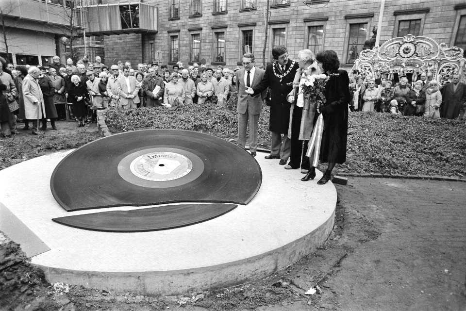 Onthulling Louis Davids Monument in Rotterdam burgemeester Peper en Mathieu Fic, Bestanddeelnr 932-8158