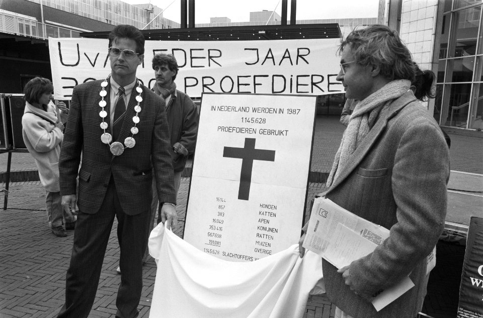 Onthulling van het Nationaal Monument Proefdieren in Amsterdam, rechts raadslid , Bestanddeelnr 934-4539