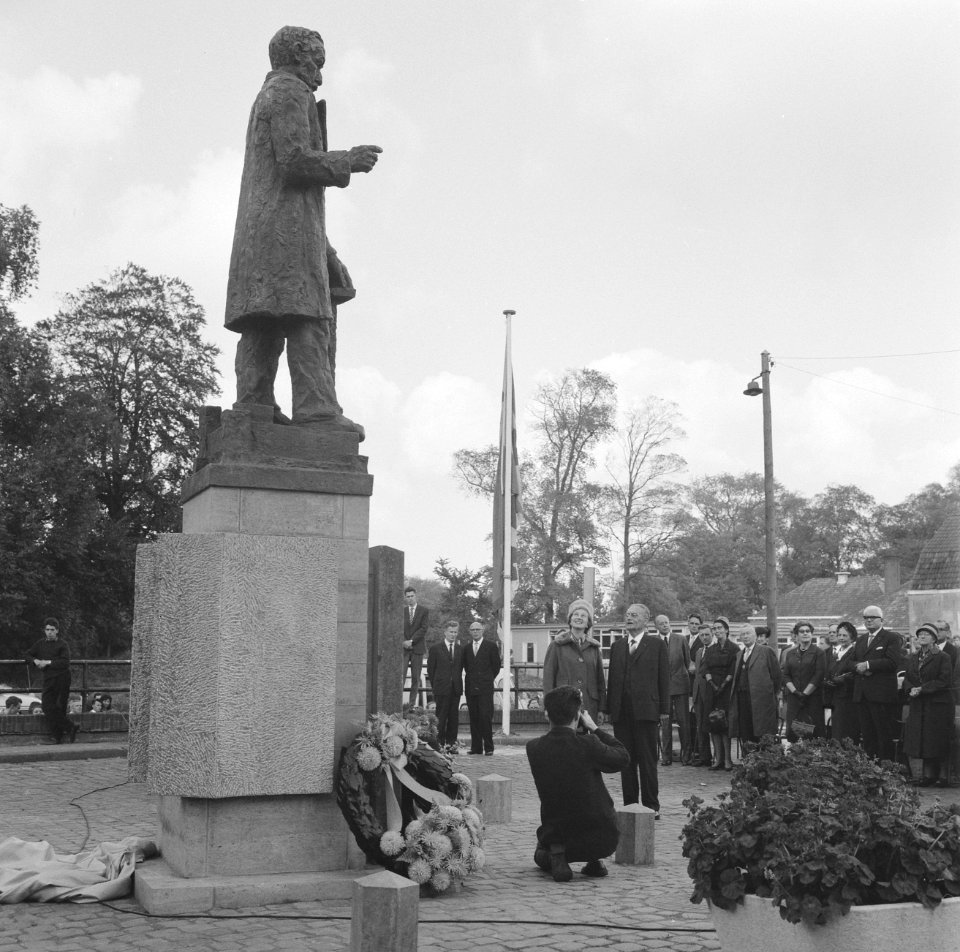 Onthulling monument PJ Troelstra door kleindochter mevrouw Veronica Baay te Le, Bestanddeelnr 914-3797