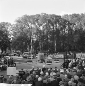 Onthulling monument PJ Troelstra door kleindochter mevrouw Veronica Baay te Le, Bestanddeelnr 914-3795