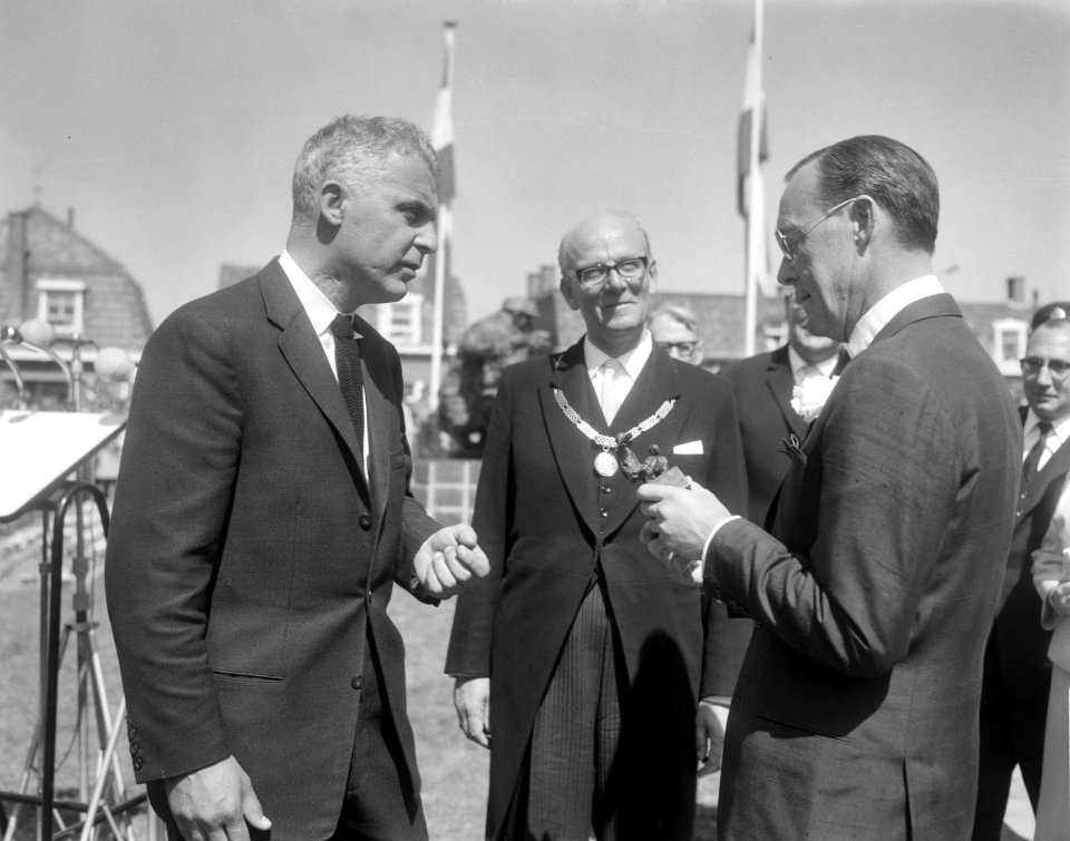 Onthulling van het herdenkingsmonument Crossline te Sliedrecht, v.l.n.r. H. Baye, Bestanddeelnr 919-1060
