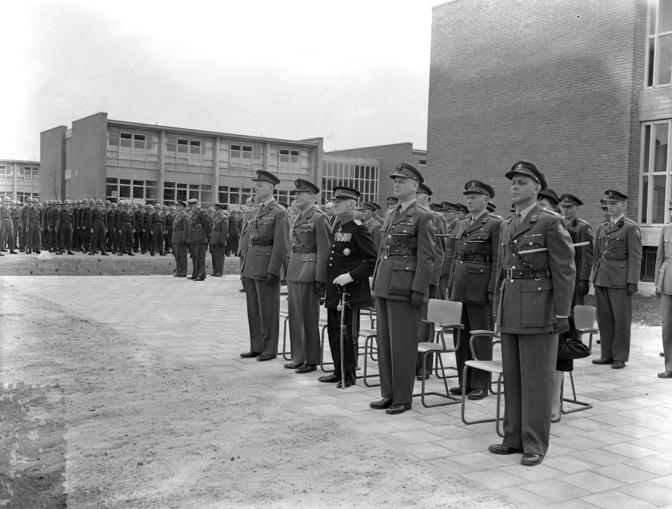 Onthulling van het monument in de Oranjekazerne te Schaarsbergen door luitenant , Bestanddeelnr 907-2127