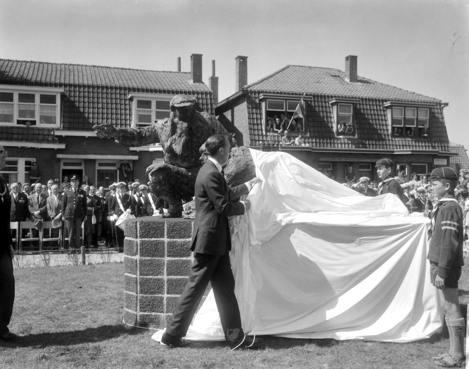 Onthulling van het herdenkingsmonument Crossline te Sliedrecht, prins Bernhard o, Bestanddeelnr 919-1063
